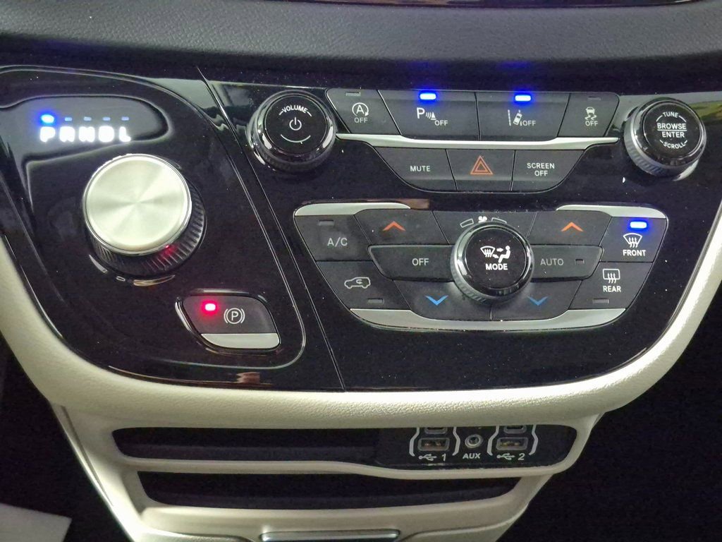 Used 2023 Chrysler Pacifica Touring-L image 17
