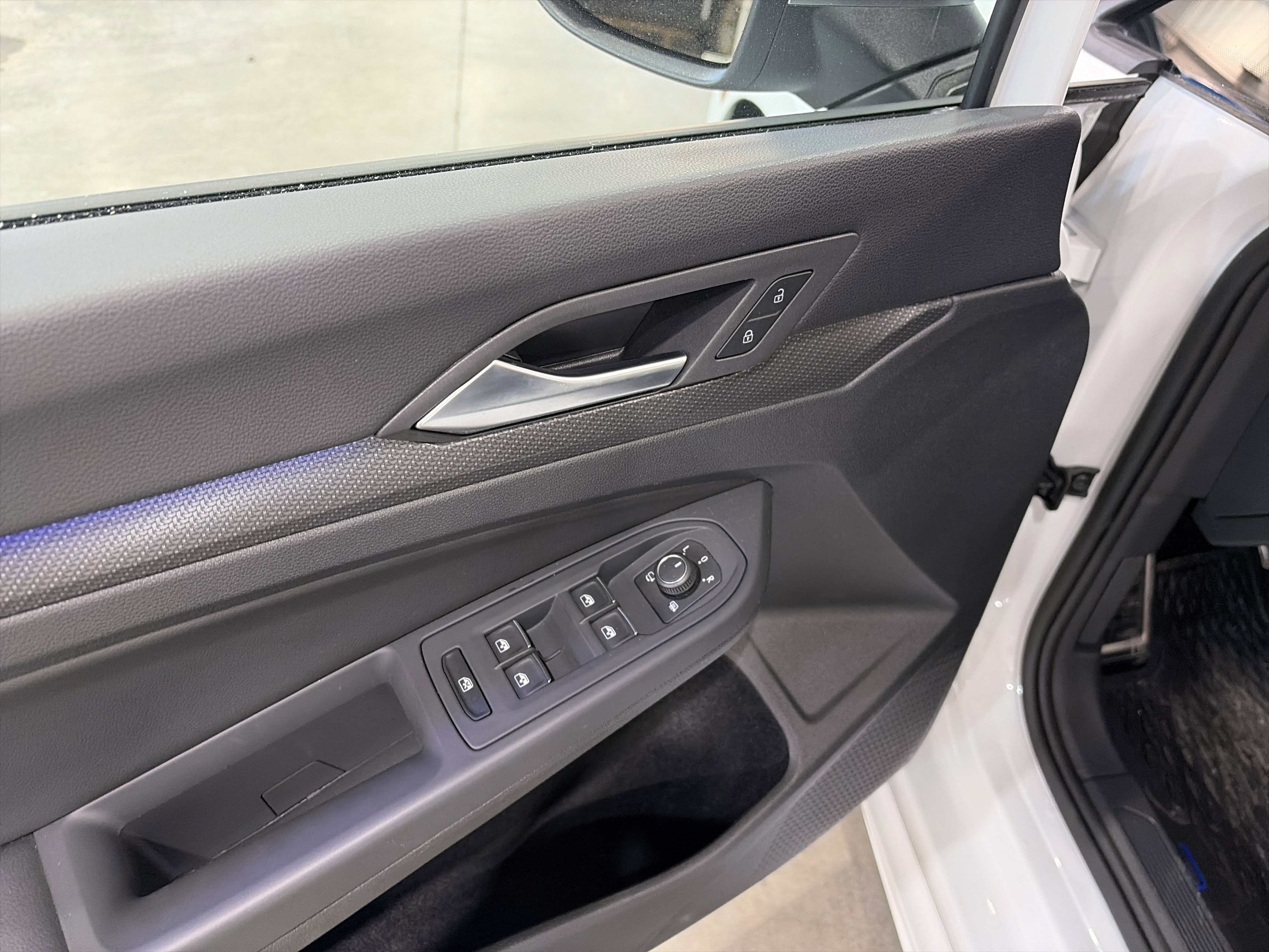 Certified 2024 Volkswagen Golf R image 9