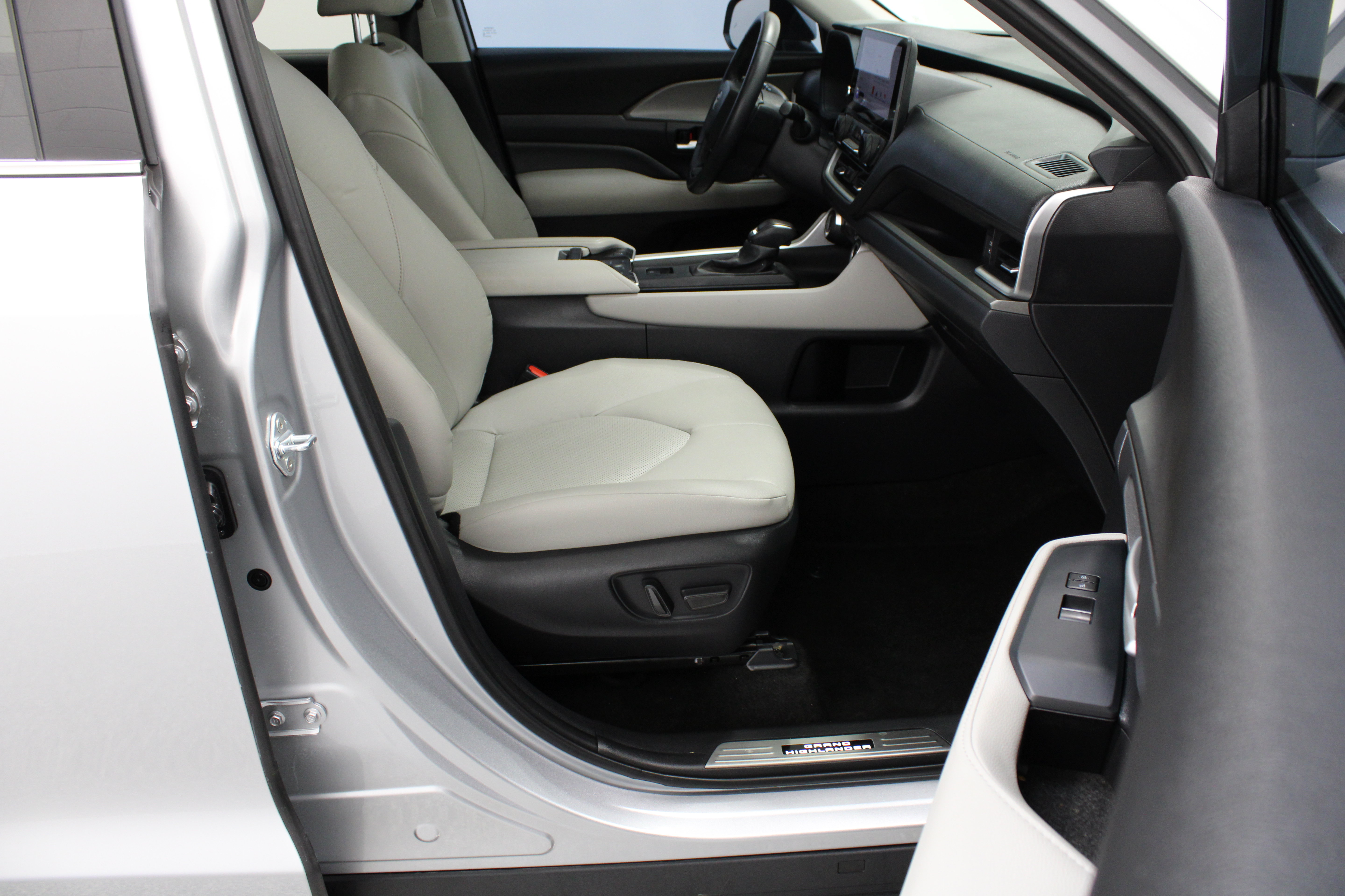 Used 2026 Toyota Grand Highlander AWD image 40