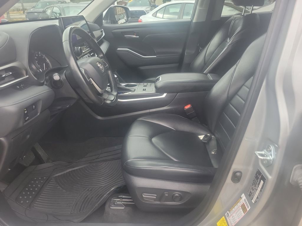 Used 2023 Toyota Highlander XLE image 15