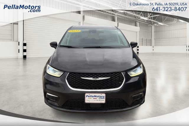 Used 2023 Chrysler Pacifica Touring-L image 7