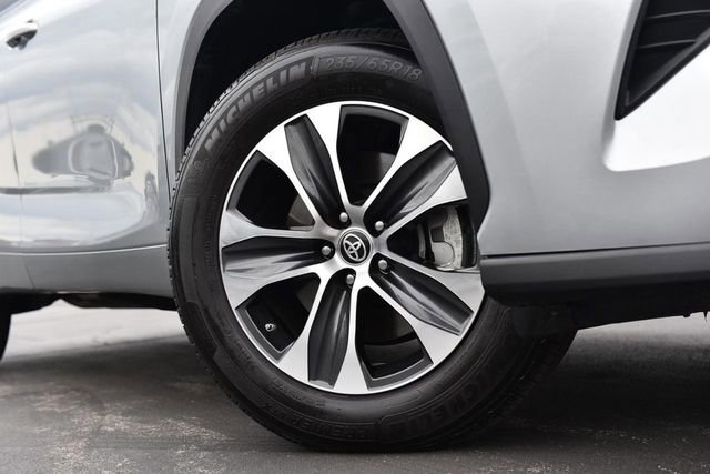 Used 2023 Toyota Highlander XLE image 3