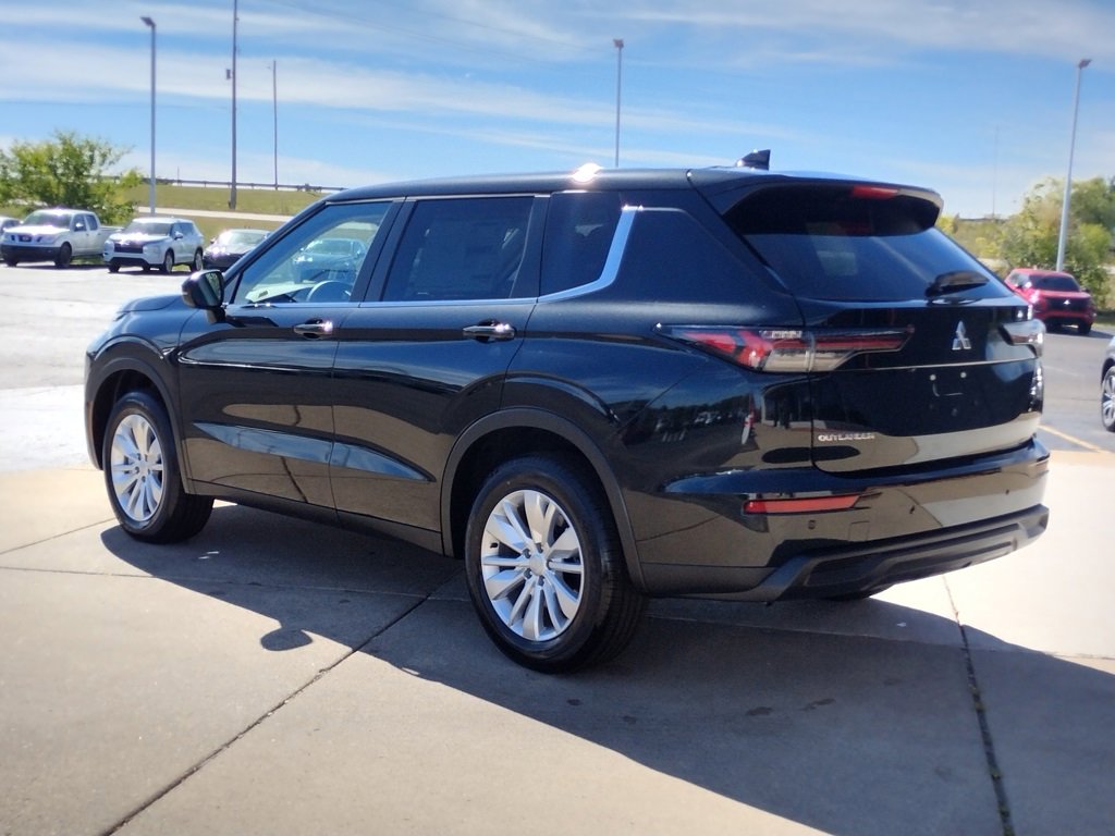 New 2025 Mitsubishi Outlander ES image 7