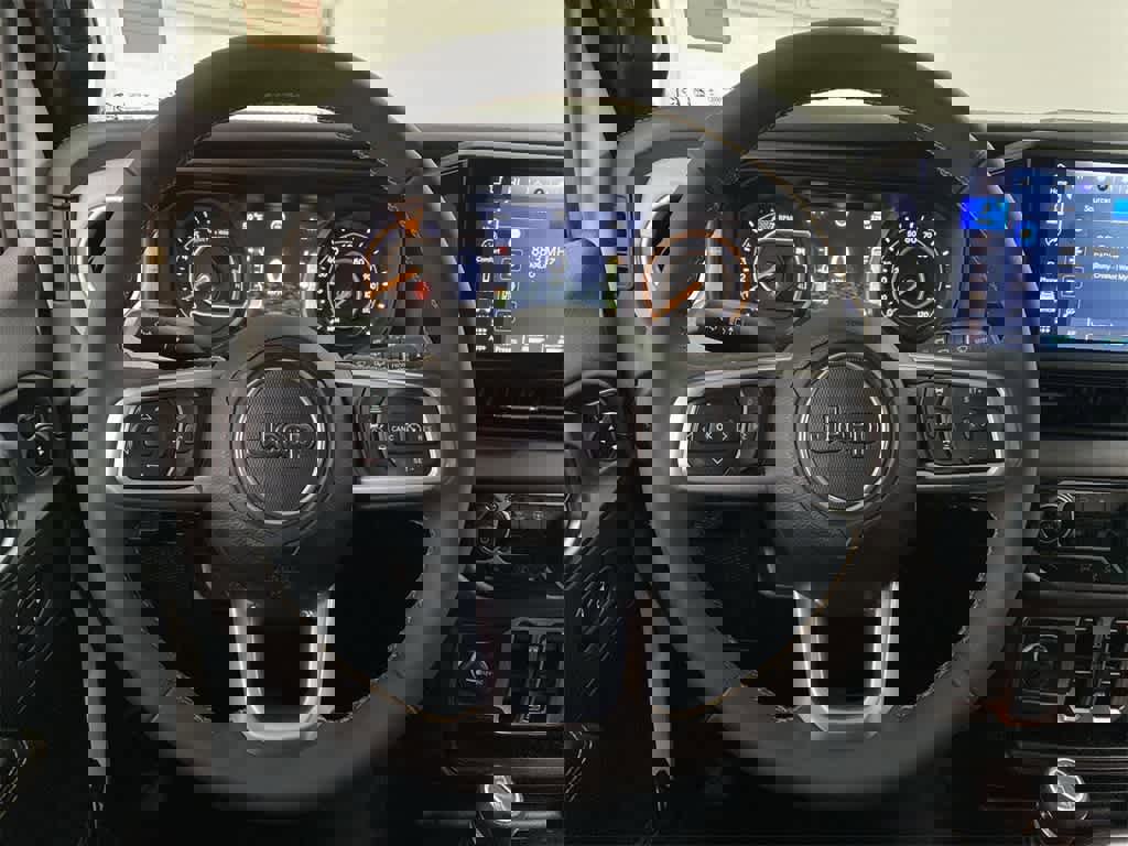 Used 2025 Jeep Wrangler Sahara image 19