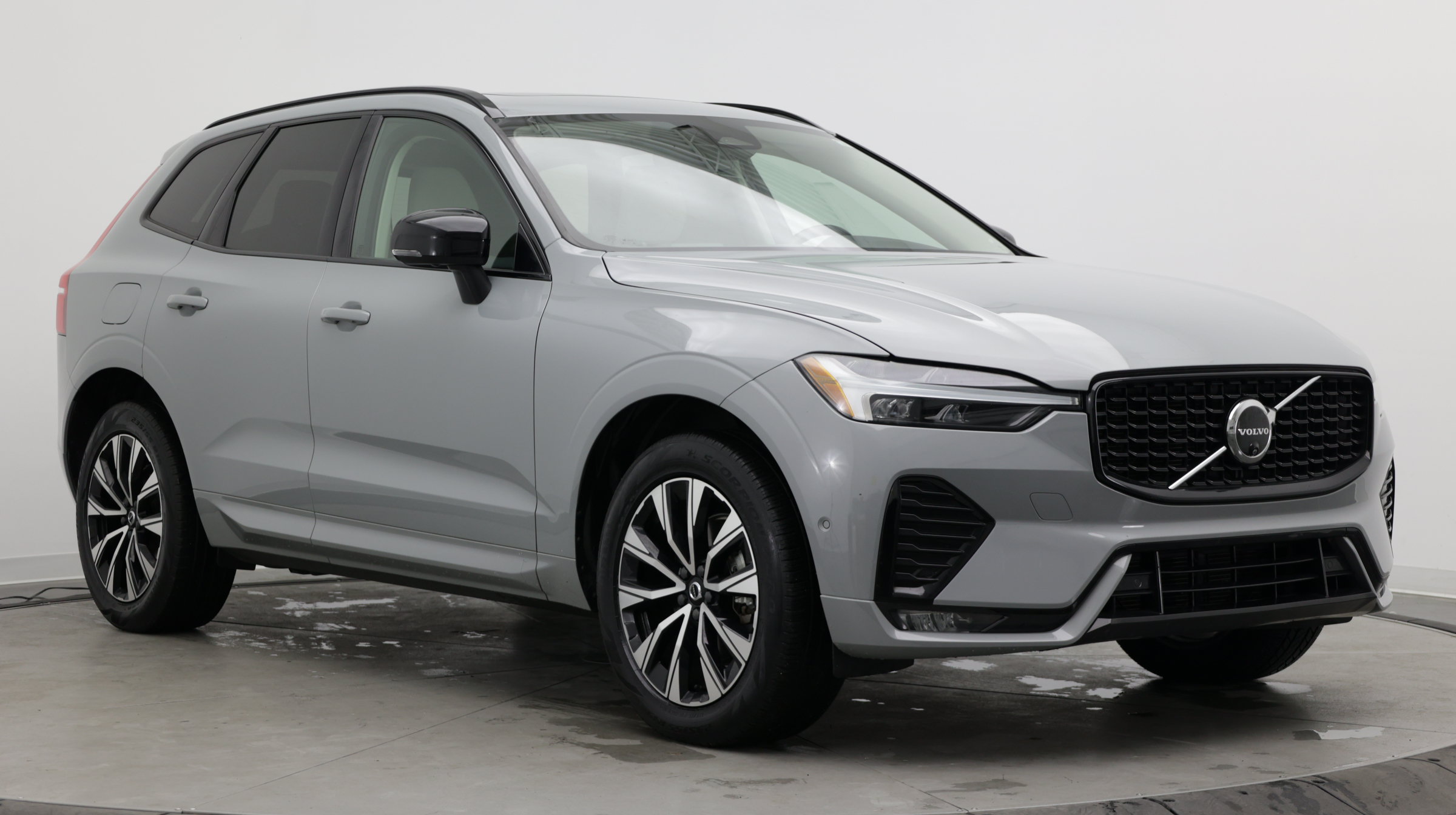 Used 2024 Volvo XC60 B5 Plus AWD/4WD image 3