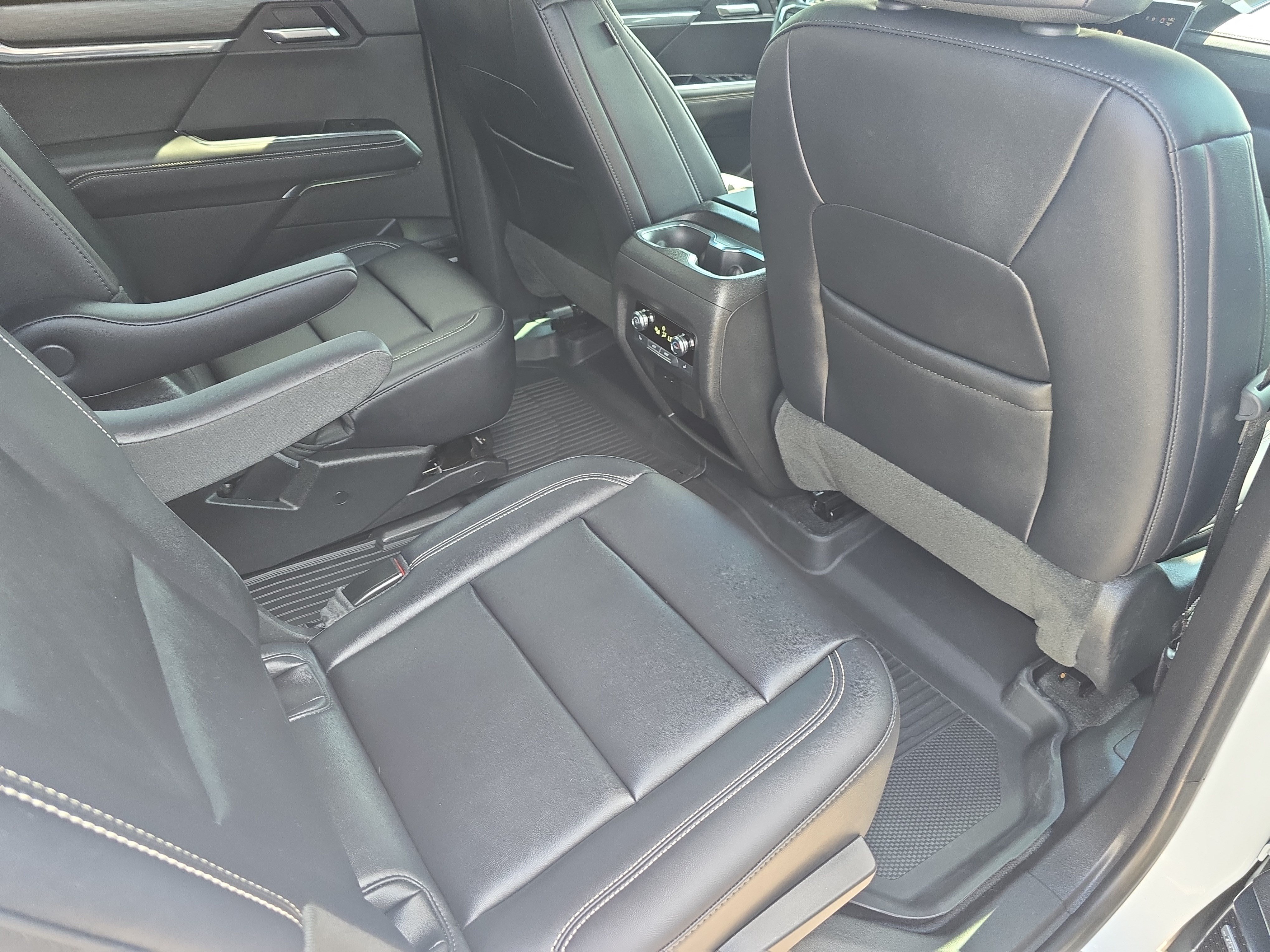 Used 2025 GMC Acadia Elevation w/ Elevation Premium Package FWD image 11