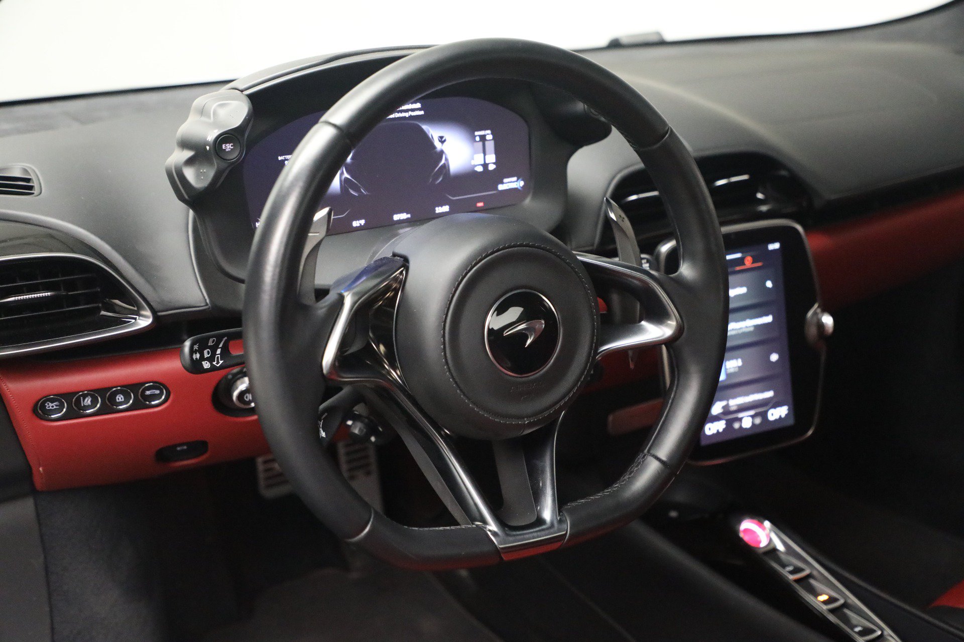 Used 2023 McLaren Artura RWD image 28