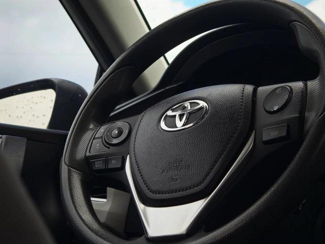 Used 2014 Toyota Corolla LE FWD image 18