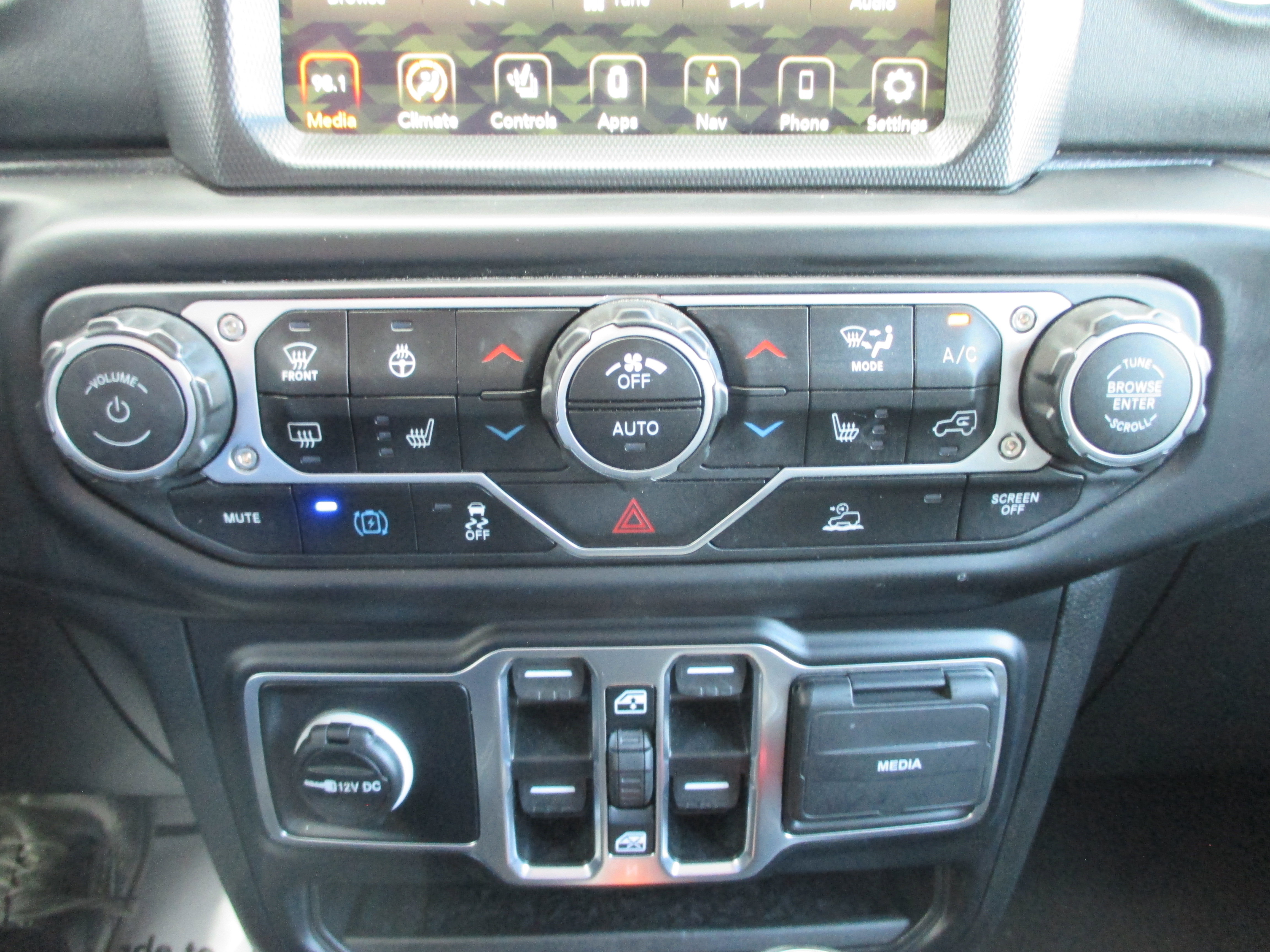 Used 2023 Jeep Wrangler Unlimited Sahara w/ Cold Weather Group image 15