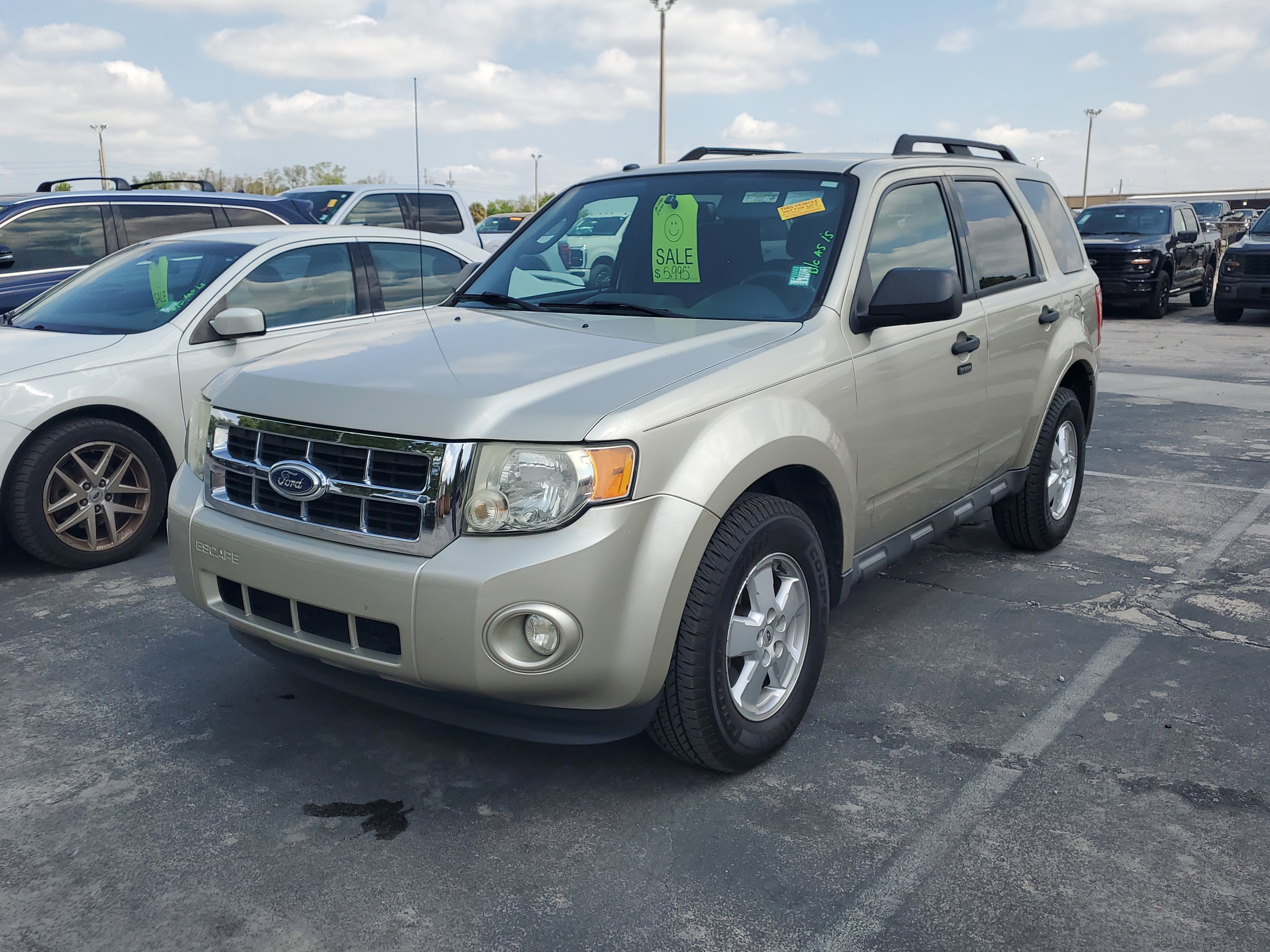 Used 2011 Ford Escape XLT w/ Class II Trailer Tow Pkg image 3