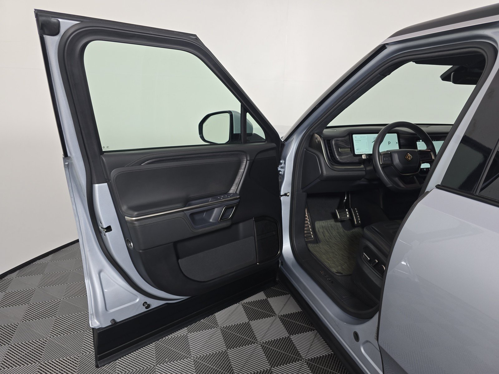 Used 2024 Rivian R1S Adventure AWD/4WD image 16