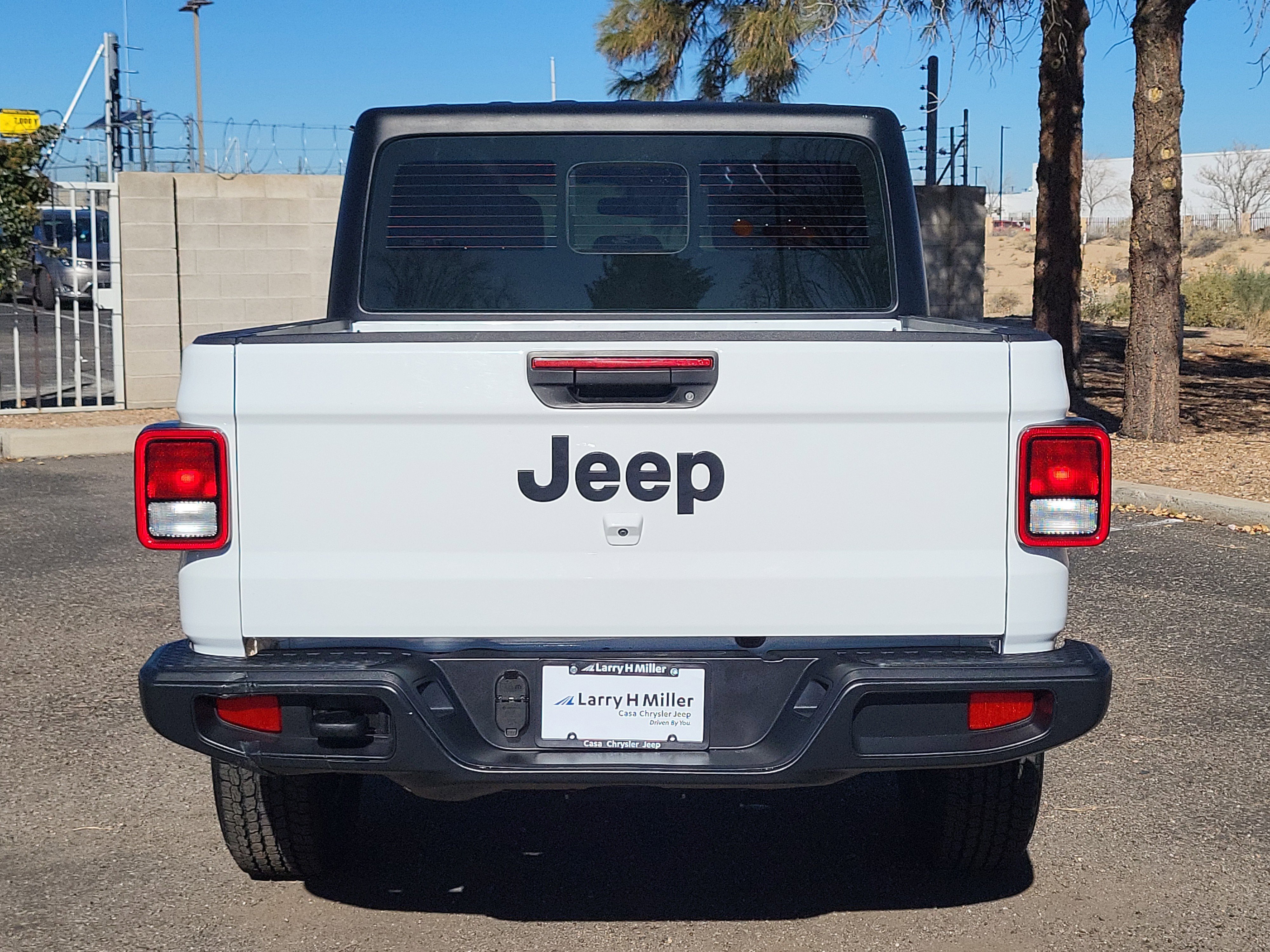 Used 2023 Jeep Gladiator Sport image 5
