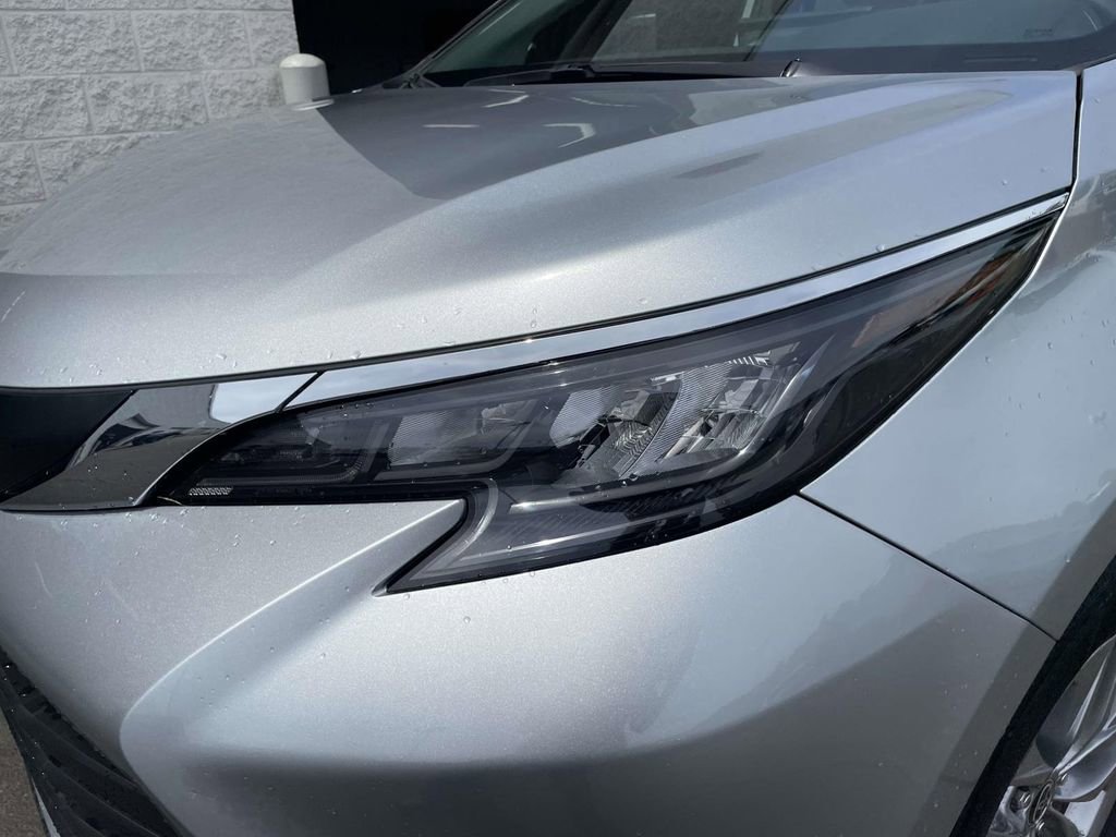 Used 2025 Toyota Sienna XLE image 4