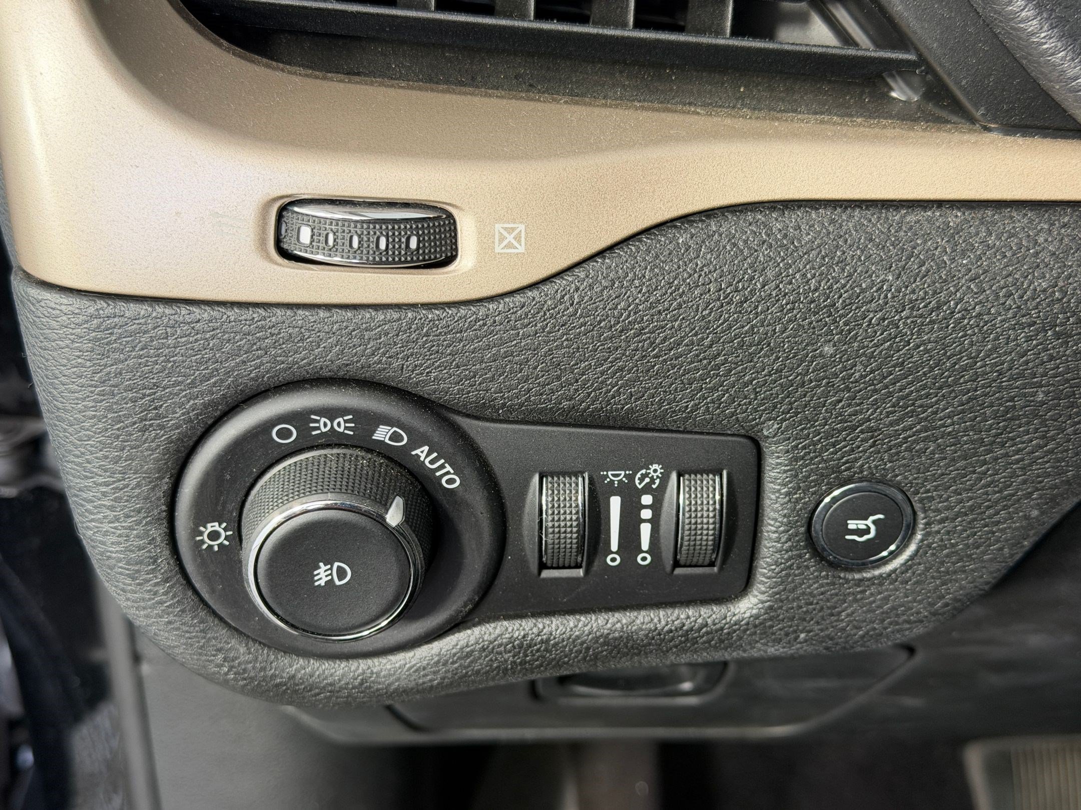 Used 2018 Jeep Cherokee Limited w/ Technology Group AWD/4WD image 17