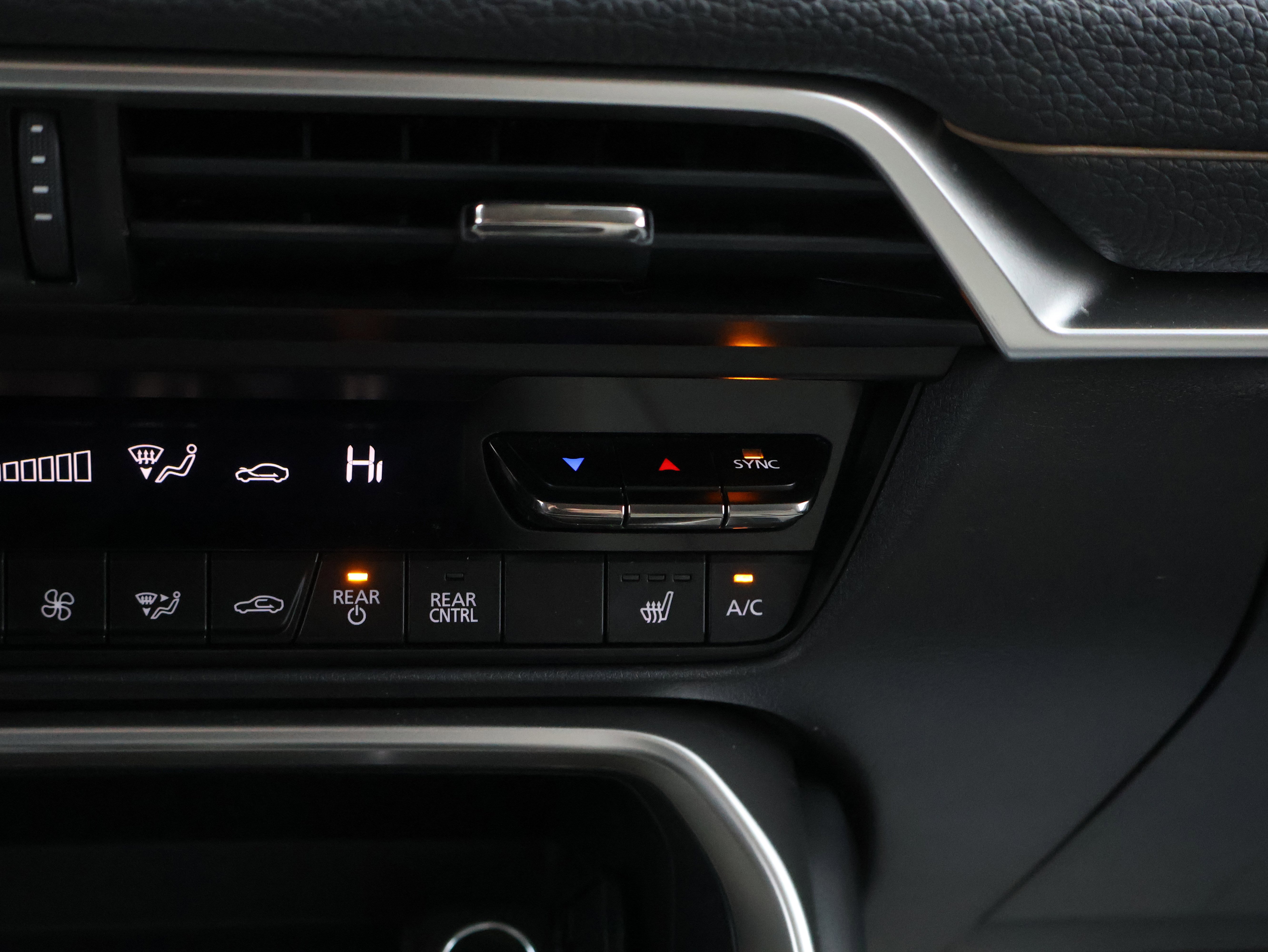 Used 2025 MAZDA CX-70 Plug-In Hybrid w/ Premium Pkg image 29