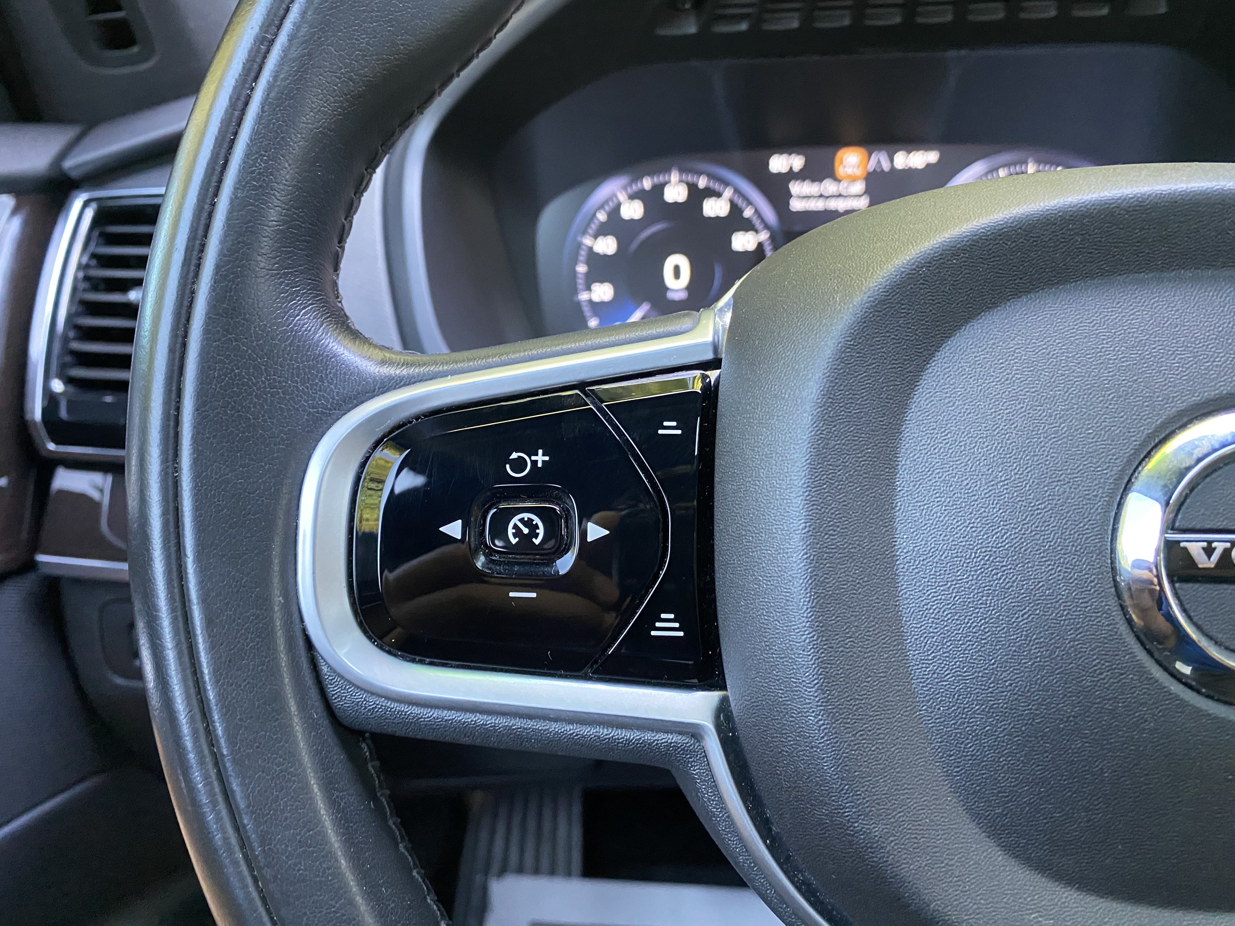 Used 2018 Volvo XC90 T6 Momentum w/ Convenience Package AWD/4WD image 19