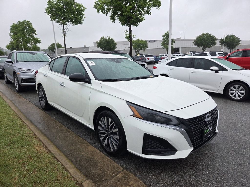 Used 2025 Nissan Altima 2.5 SV FWD image 2
