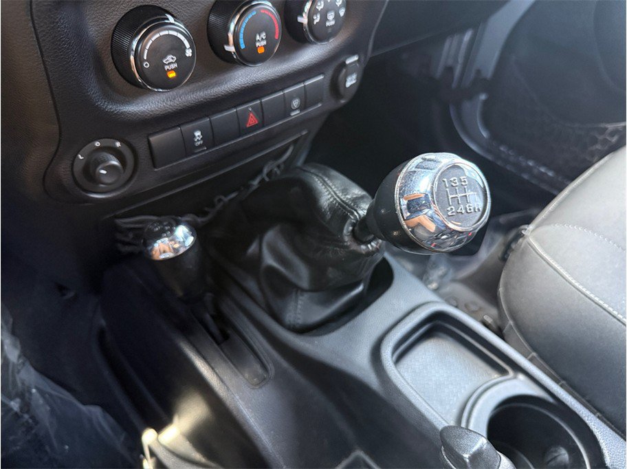 Used 2015 Jeep Wrangler Unlimited Rubicon w/ Connectivity Group AWD/4WD image 37