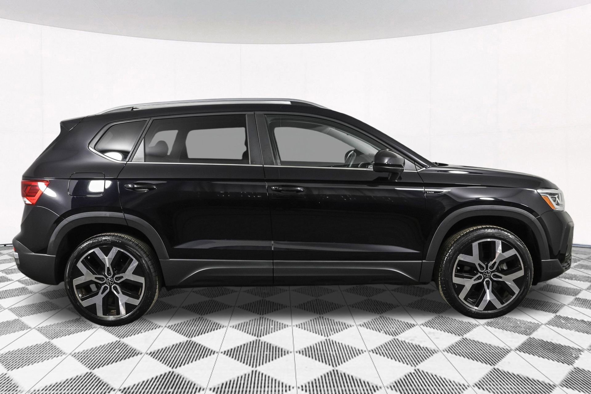 Used 2022 Volkswagen Taos SEL w/ Panoramic Sunroof Package image 17