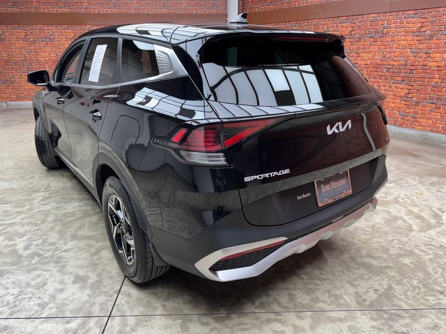 Used 2023 Kia Sportage LX image 3