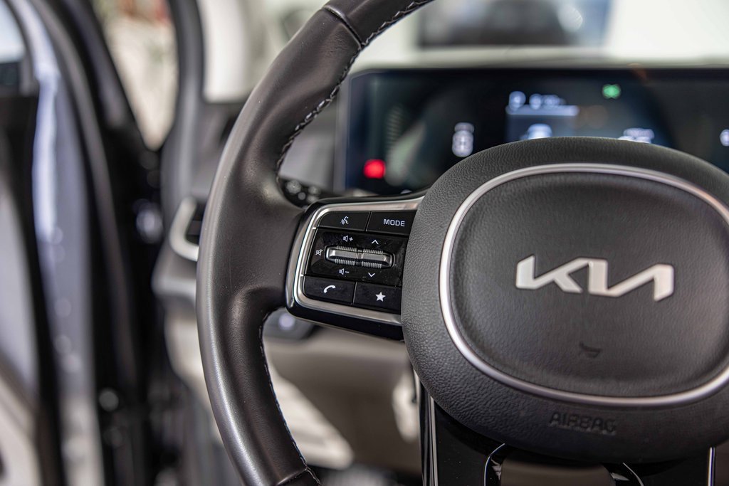 Used 2025 Kia Carnival EX image 23