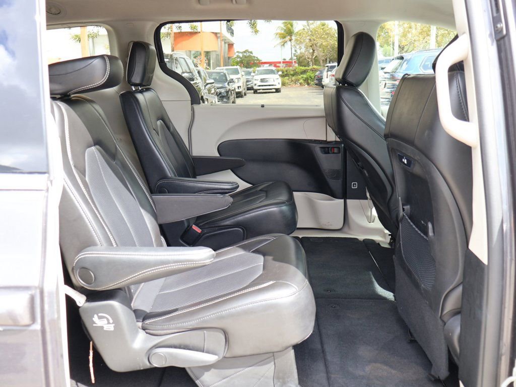 Used 2023 Chrysler Pacifica Touring-L FWD image 39