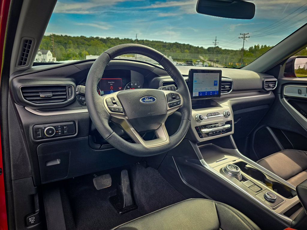 Used 2023 Ford Explorer XLT w/ Equipment Group 202A AWD/4WD image 13