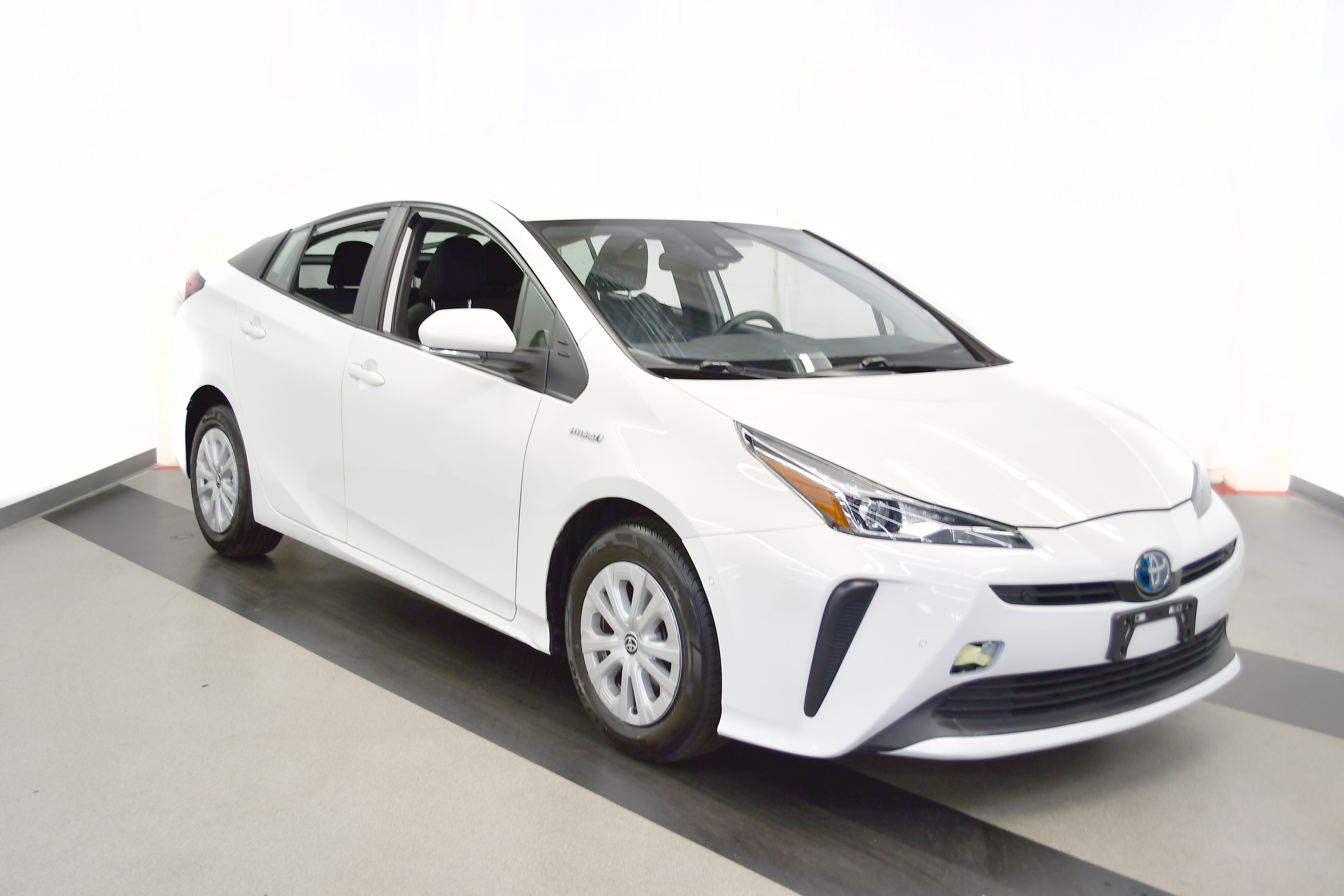 Used 2022 Toyota Prius LE image 2