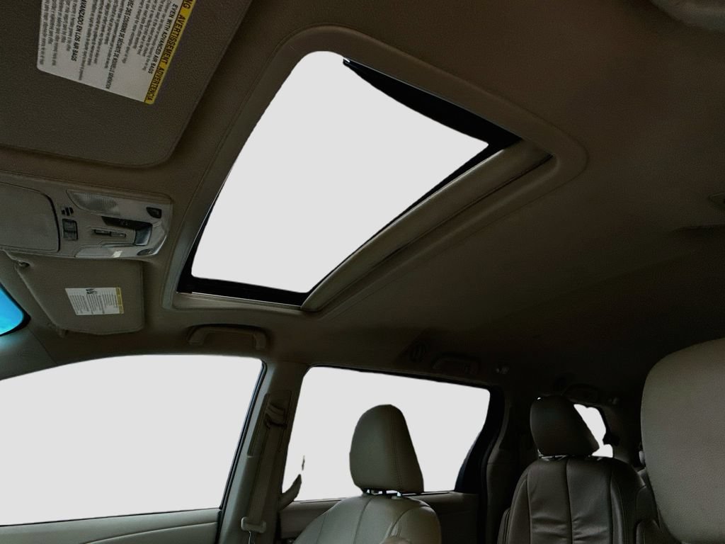 Used 2011 Toyota Sienna XLE FWD image 16