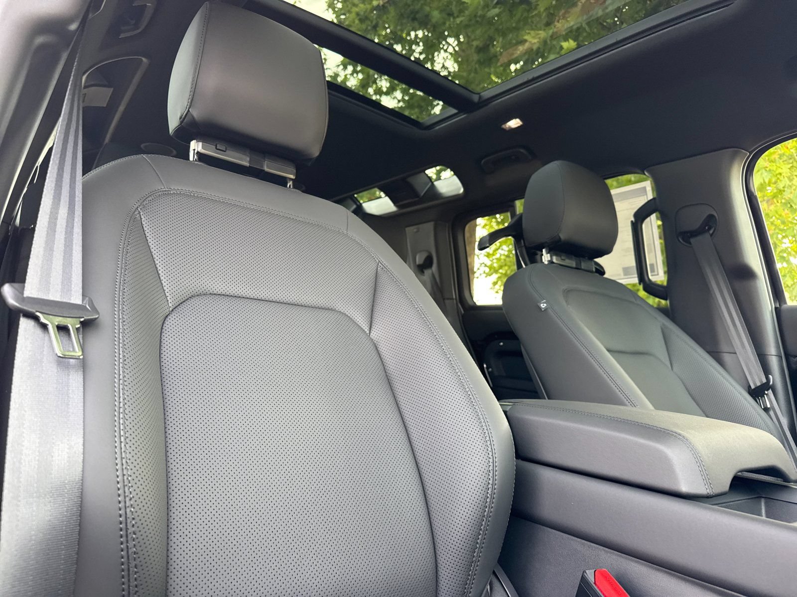 New 2026 Land Rover Defender 110 X-Dynamic SE AWD/4WD image 17