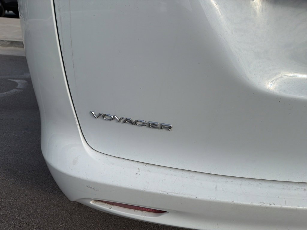 Used 2023 Chrysler Voyager LX image 12