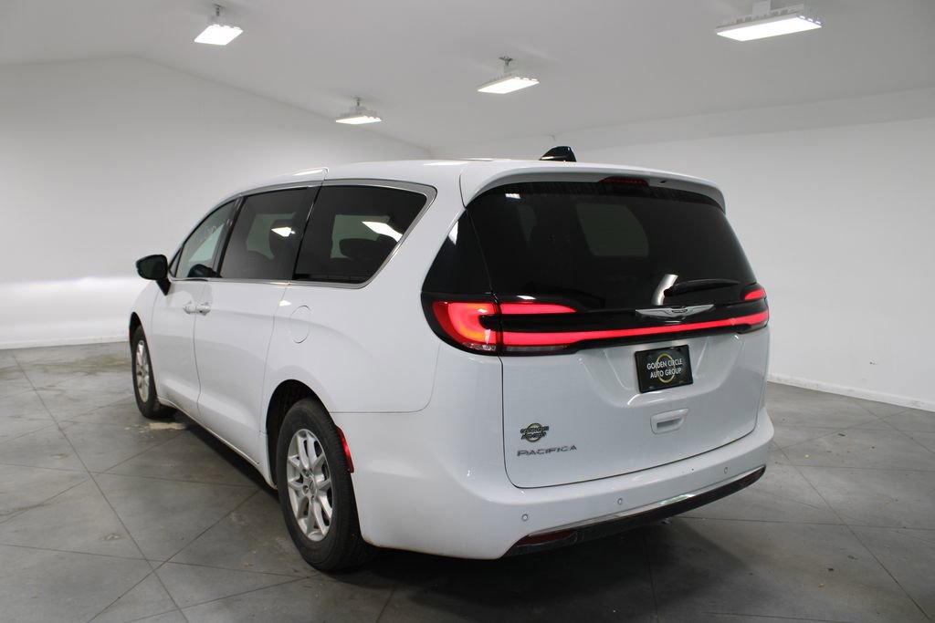 Used 2025 Chrysler Pacifica Select image 7