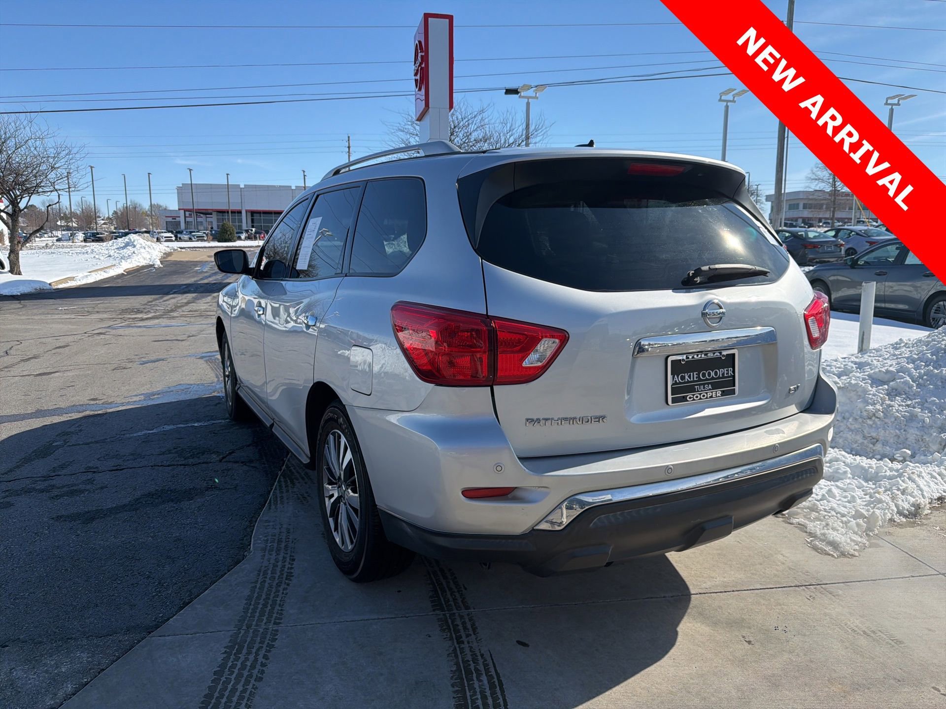 Used 2018 Nissan Pathfinder SV image 6
