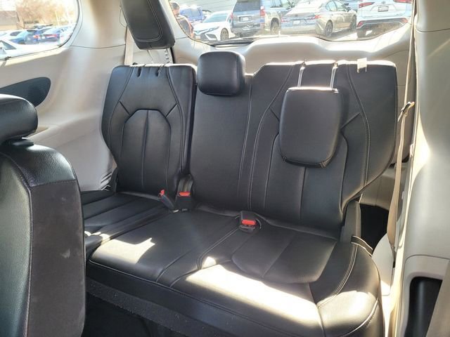 Used 2022 Chrysler Pacifica Touring-L w/ Uconnect Theater Family Group image 14