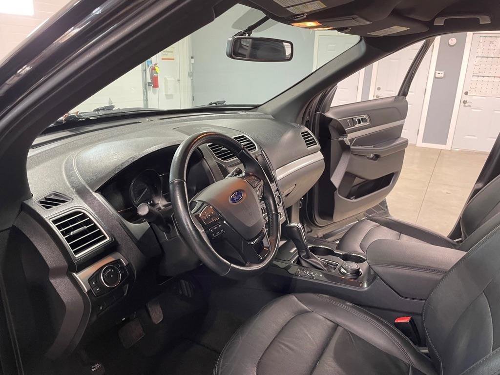 Used 2017 Ford Explorer XLT w/ Equipment Group 202A image 9