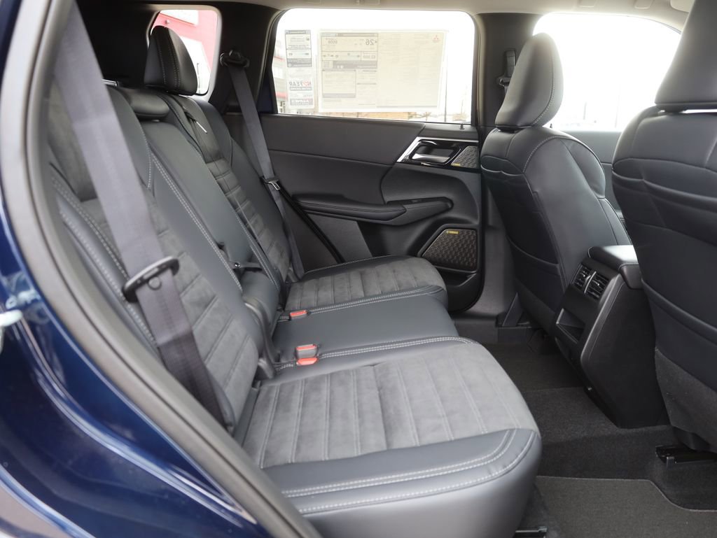New 2025 Mitsubishi Outlander SE image 17