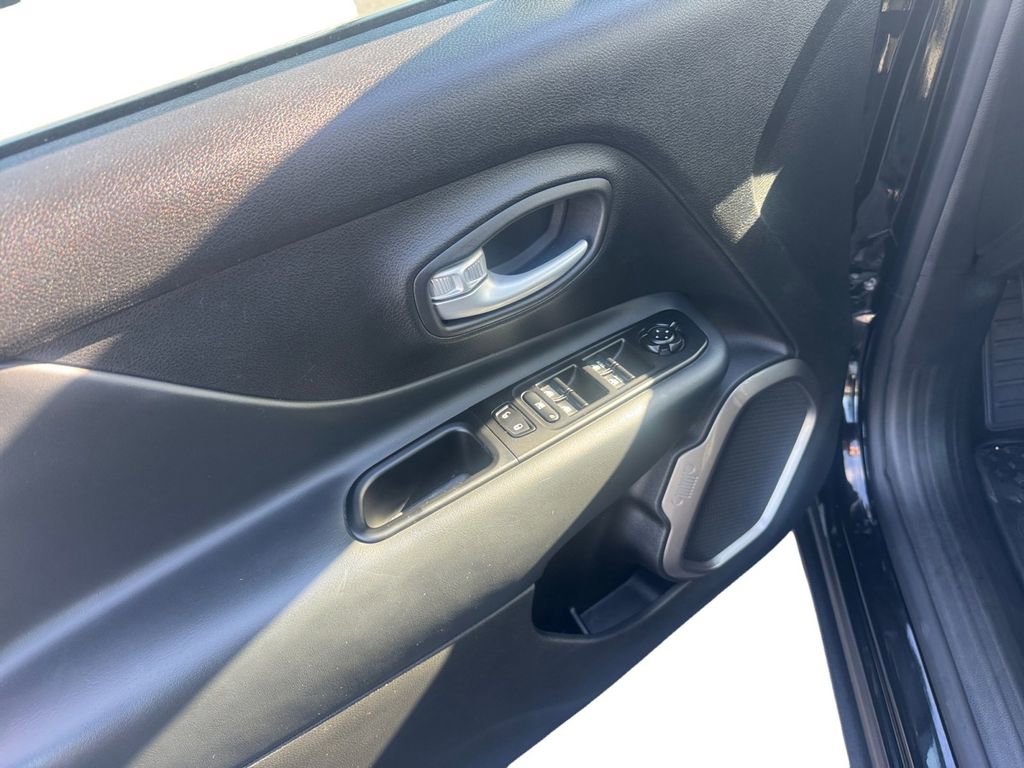 Used 2023 Jeep Renegade Latitude image 19