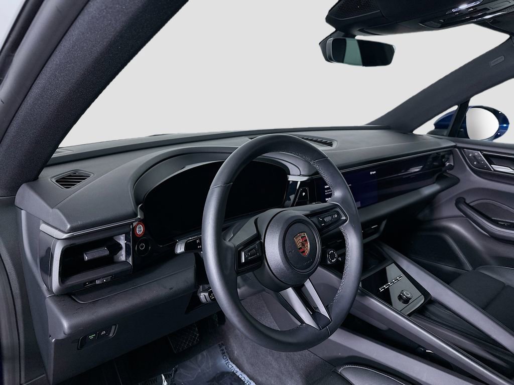 Certified 2025 Porsche Macan Electric image 4