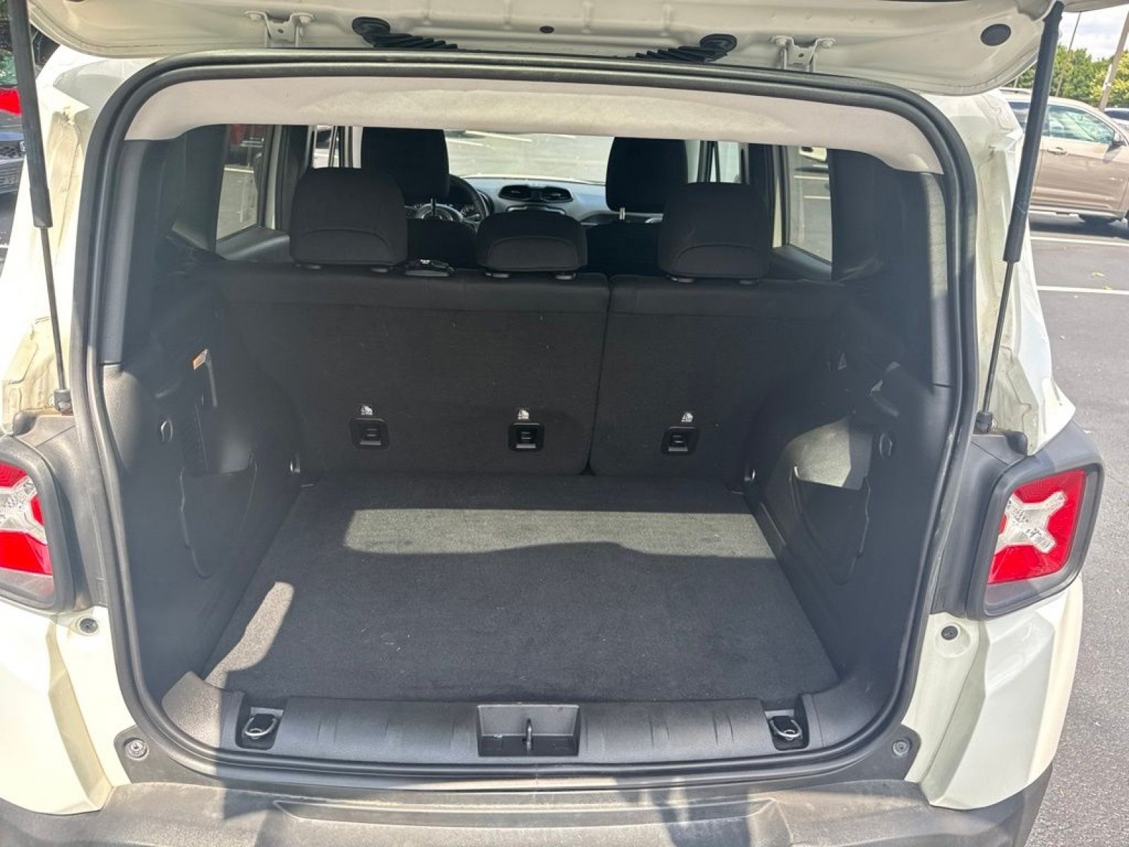 Used 2022 Jeep Renegade Sport w/ Sport Appearance Group FWD image 9