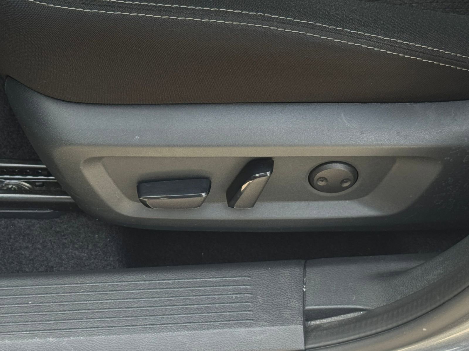 Used 2025 Nissan Rogue SV FWD image 22
