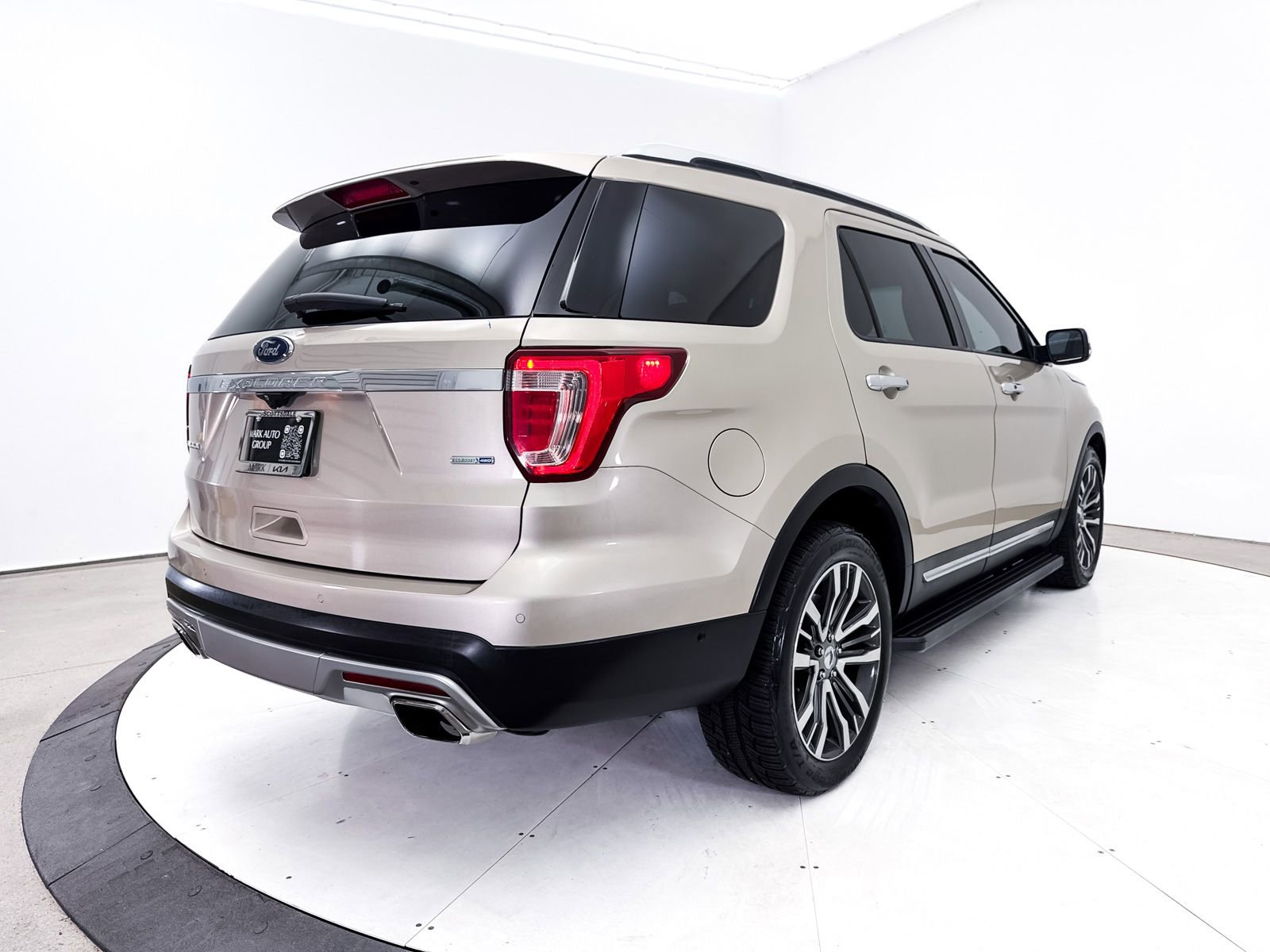 Used 2017 Ford Explorer Platinum image 19