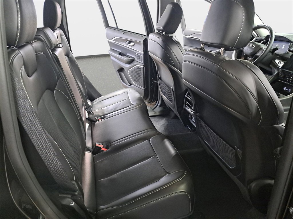 Certified 2022 Jeep Grand Cherokee Limited w/ Luxury Tech Group II image 11