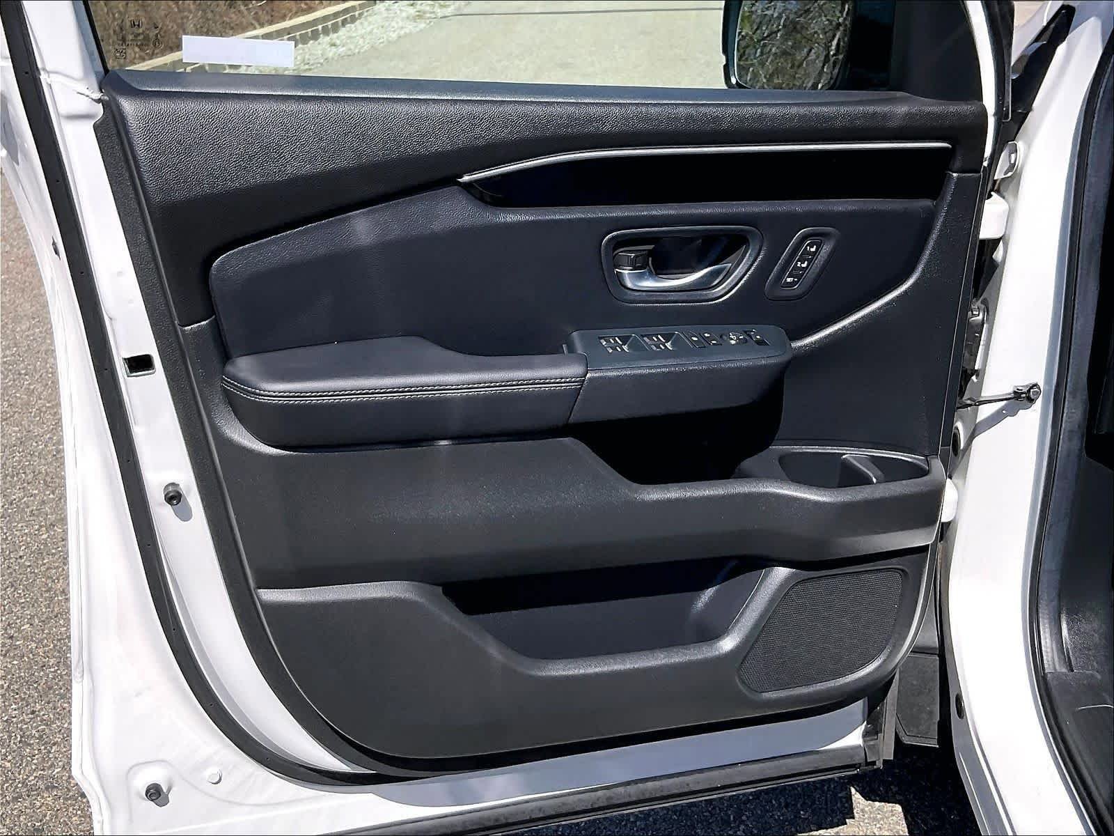 Used 2025 Honda Pilot Touring image 9