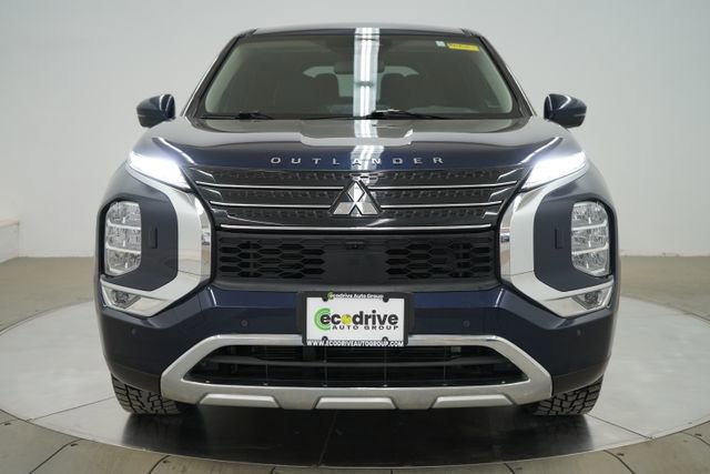 Used 2023 Mitsubishi Outlander SE image 2