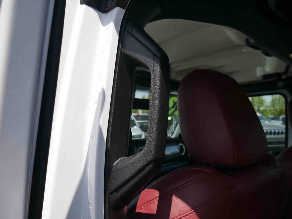 Used 2023 Jeep Wrangler Unlimited Sahara AWD/4WD image 17