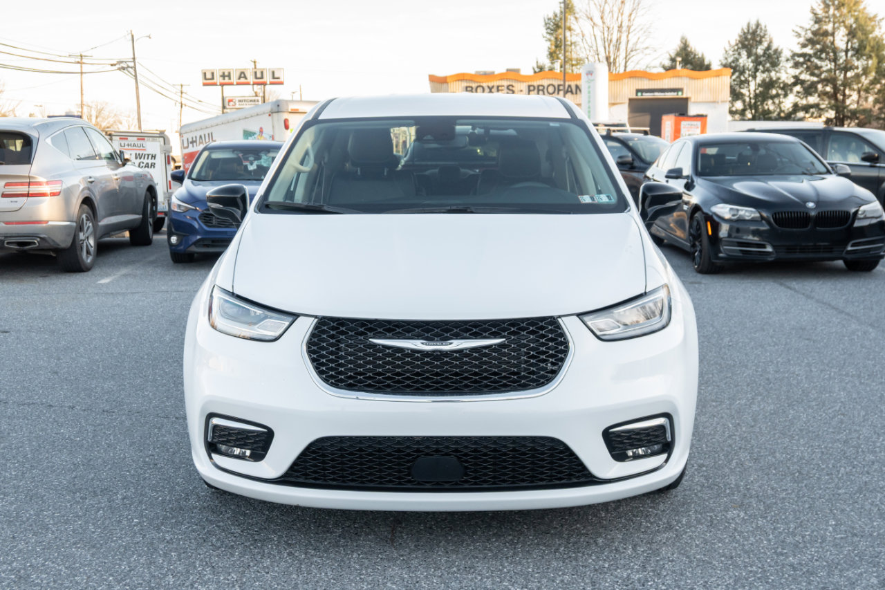 Used 2024 Chrysler Pacifica Touring-L image 5