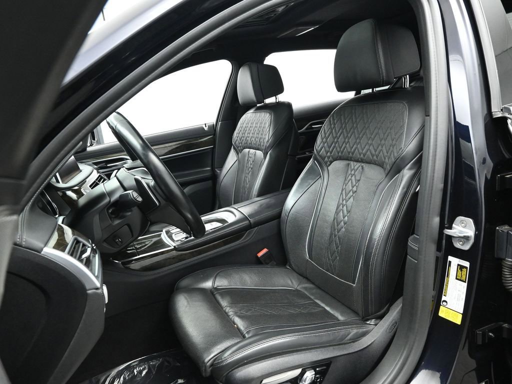 Used 2019 BMW 750i image 13