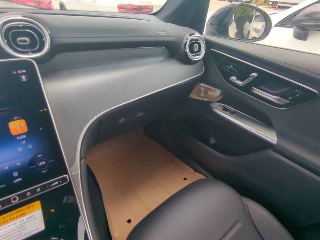 New 2025 Mercedes-Benz GLC 350e 4MATIC image 4