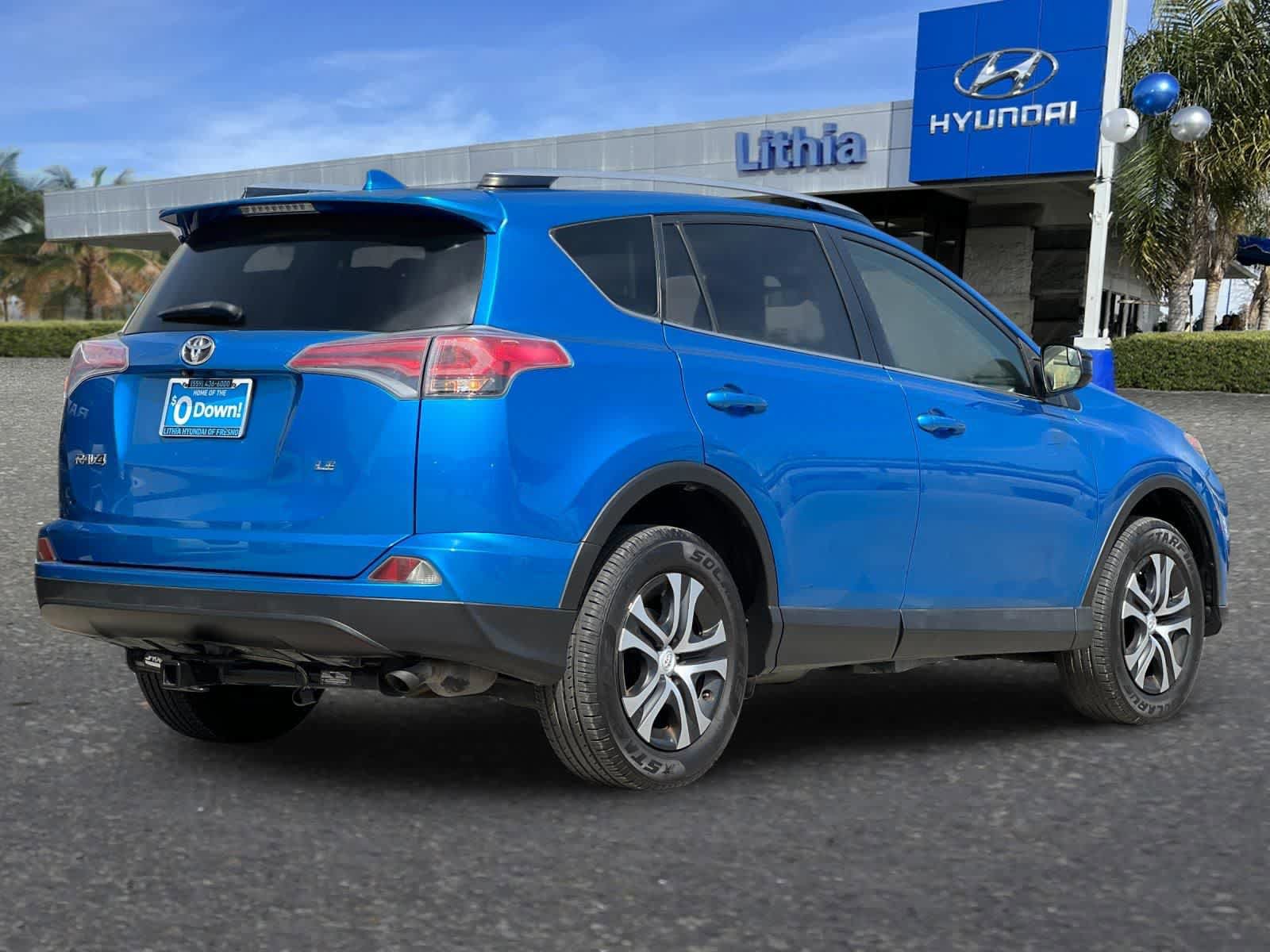 Used 2017 Toyota RAV4 LE video 3