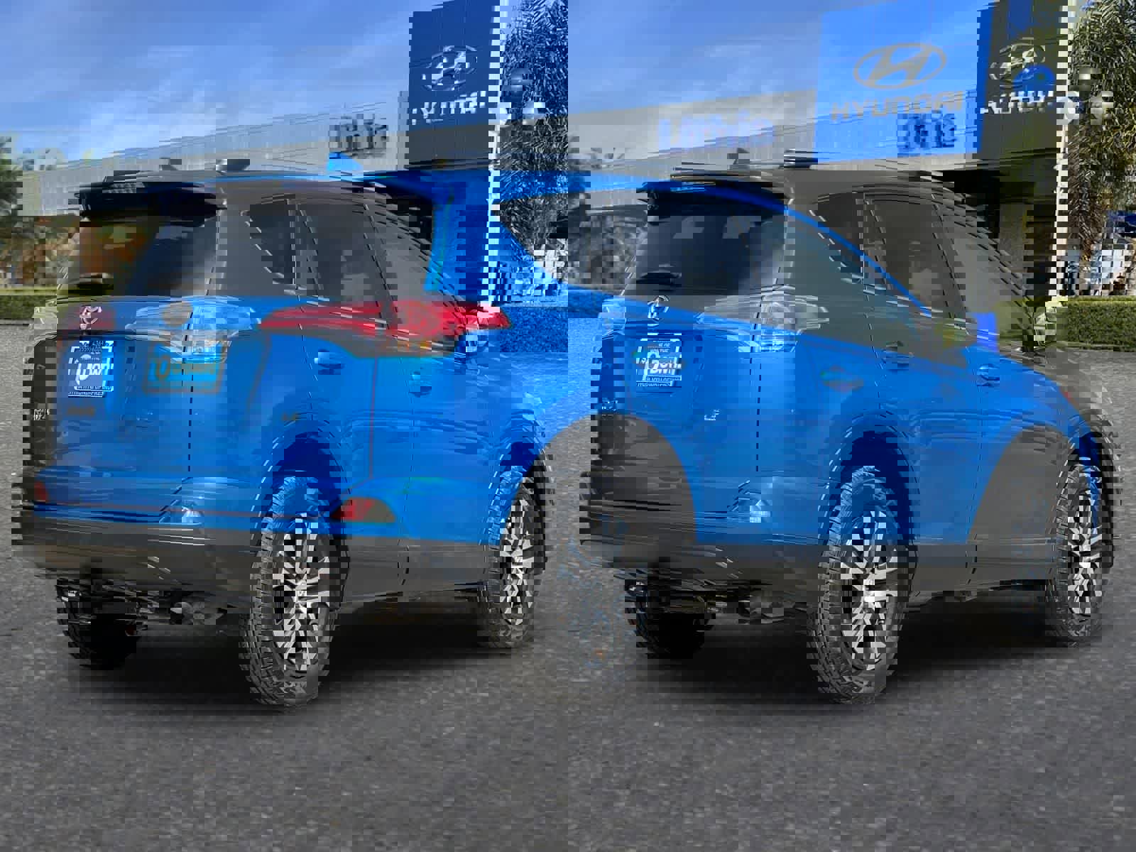 Used 2017 Toyota RAV4 LE image 3